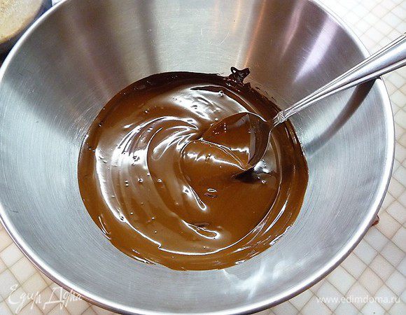 На водяной бане растапливаем 200 г шоколада. Слегка остужаем.