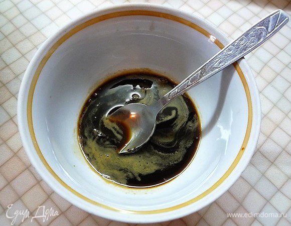 Растворяем порошок эспрессо в 3 ст. ложки горячей воды.