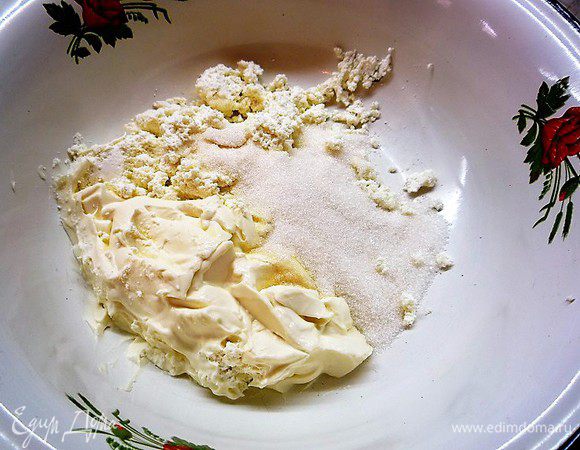 Для крема в чашке смешиваем сыр маскарпоне, творог, сахар, ванильный сахар, добавляем разведенный эспрессо, вливаем ликер Амаретто. 