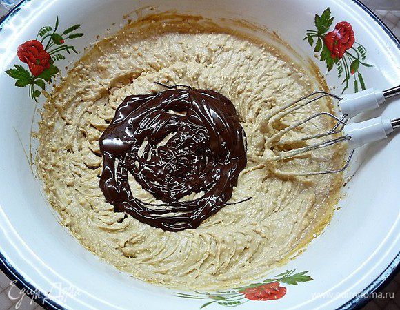 Добавляем к крему 100 г шоколада и еще раз перемешиваем. Накрываем крем крышкой и убираем в холодильник.