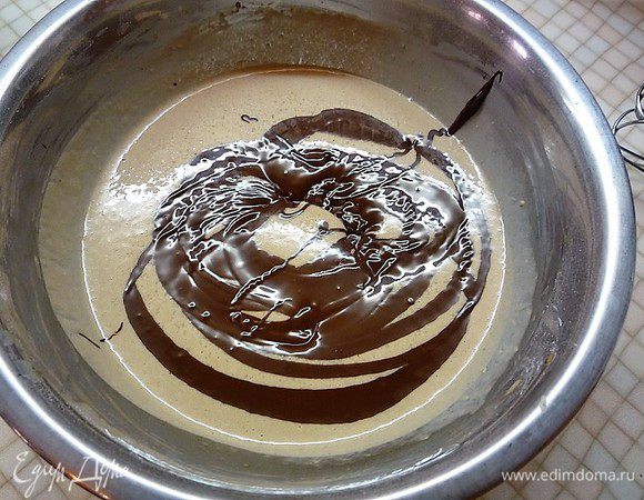 Оставшийся шоколад добавляем к блинному тесту, перемешиваем.