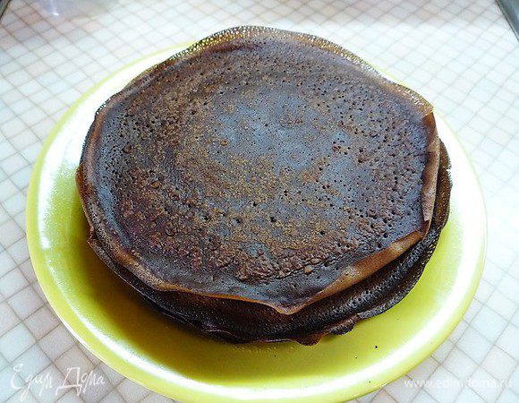 На сковороду наливаем 2 ст. ложки оливкового масла и выпекаем шоколадные блинчики. Даем немножко остыть.