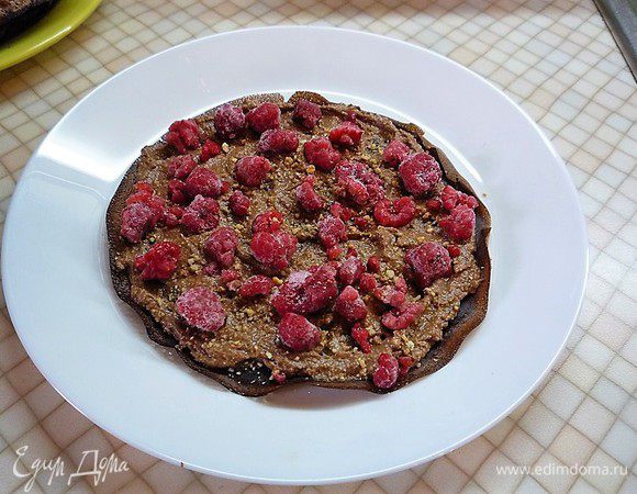 Каждый блинчик смазываем кремом, посыпаем ягодами малины и измельченным миндалем, накрываем следующим. Продолжаем, пока все ингредиенты не закончатся.