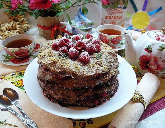 Сверху украшаем ягодами малины, свежими веточками тимьяна и посыпаем сахарной пудрой.