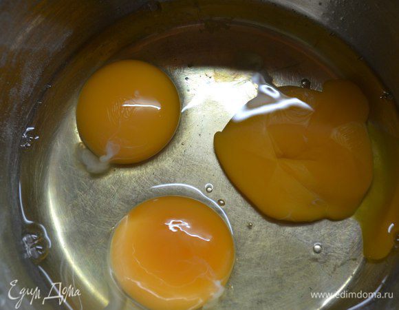 Яйца растереть с сахаром. Соду погасить уксусом, добавить к яйцам.