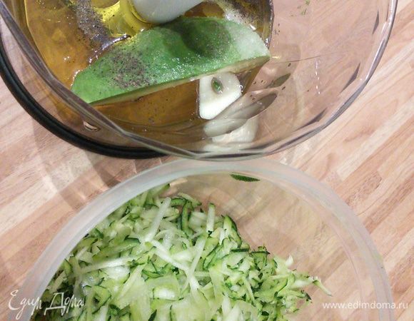 В миксере взбить чеснок с 1 спелым авокадо, соком лимона, оливковым маслом, солью и перцем. Это заправка, она должна настояться. Я делала это блюдо уже 2 раза. В первый раз вместо авокадо брала 2 запеченных и очищенных болгарских перца. Оба варианта мне понравились. 