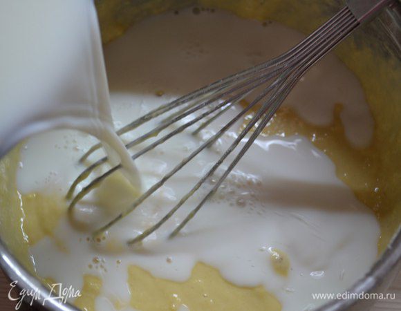 Добавить молоко «Домик в деревне», щепотку соли, перемешать.