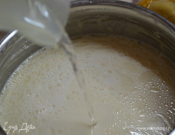 В самом конце добавить минеральную воду, аккуратно перемешать.
Дать тесту отдохнуть 10 — 15 минут.
