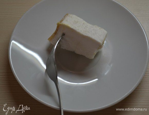 Разогреть сковороду, смазать кусочком сала и жарим блины.