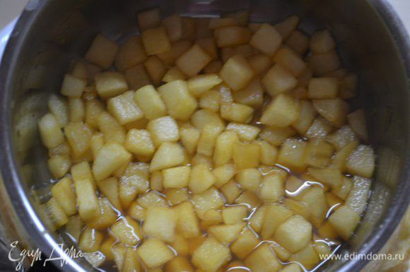 В кастрюлю насыпать сахар и поставить на средний огонь, делаем карамель. Добавляем яблоки и немного воды и ставим снова на плиту. Готовим до прозрачности яблок.