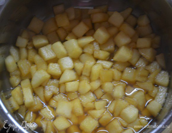 В кастрюлю насыпать сахар и поставить на средний огонь, делаем карамель. Добавляем яблоки и немного воды и ставим снова на плиту. Готовим до прозрачности яблок.