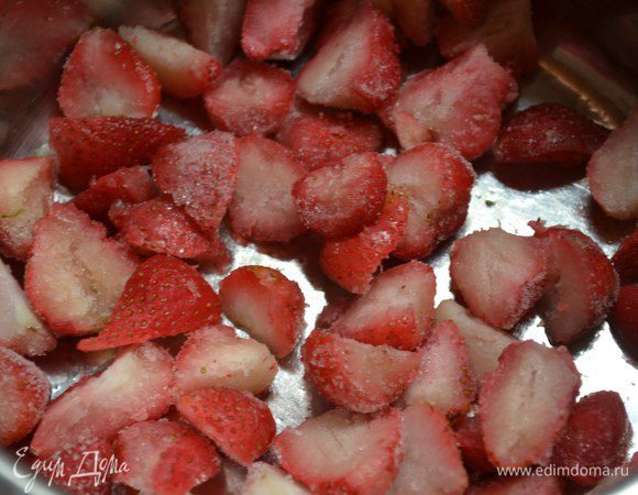 Клубнику нарезать.