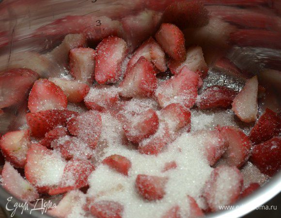 Насыпать сахар и поставить на огонь. Довести до кипения. Параллельно развести крахмал в воде и, как только закипит клубника, влить туда. Прокипятить 1 — 2 минуты.  