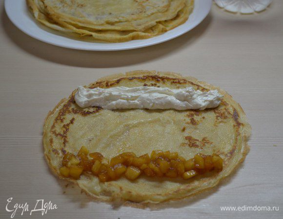 На один край блина кладем творожную начинку, на другой — яблочную.