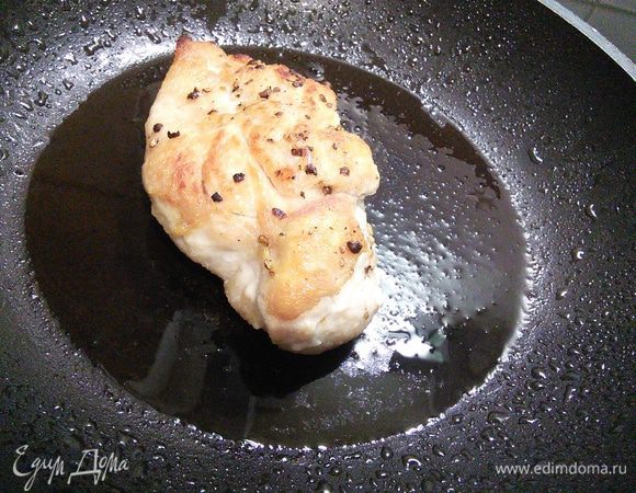 Куриное филе вымыть, посолить и поперчить. Обжарить на разогретом масле со всех сторон до золотистой корочки около 12 минут. 