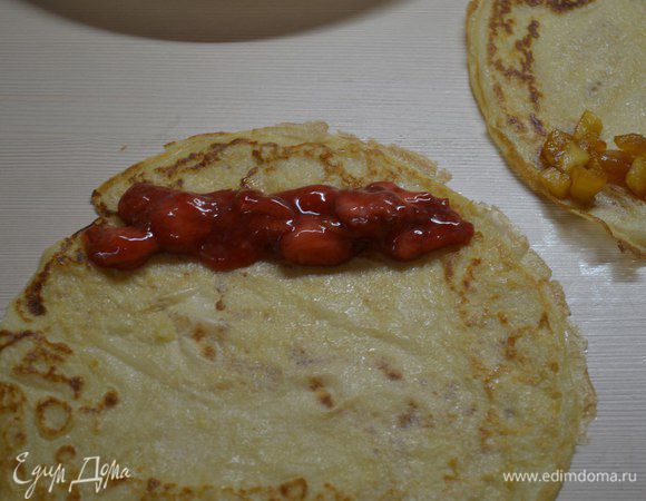 На другой блин выложить клубничную начинку.