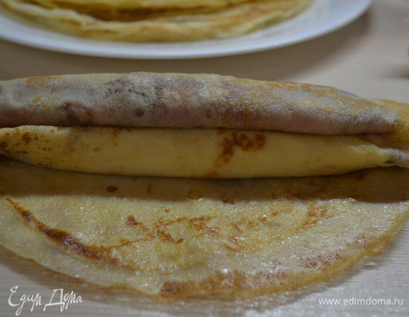 Завернутый блин с яблоками и творогом выложить на блин с клубникой. И заворачиваем рулет.