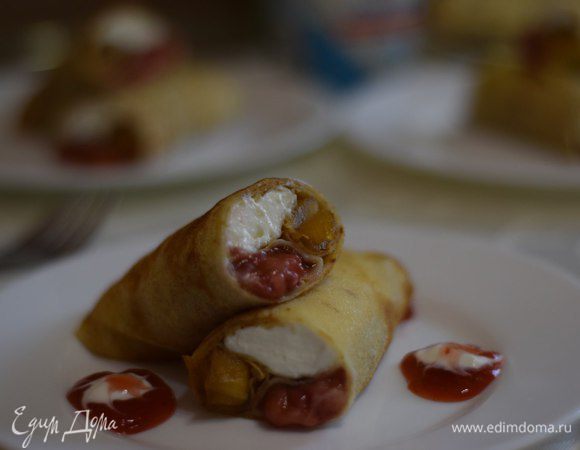 Разрезать рулет пополам и подать к столу.