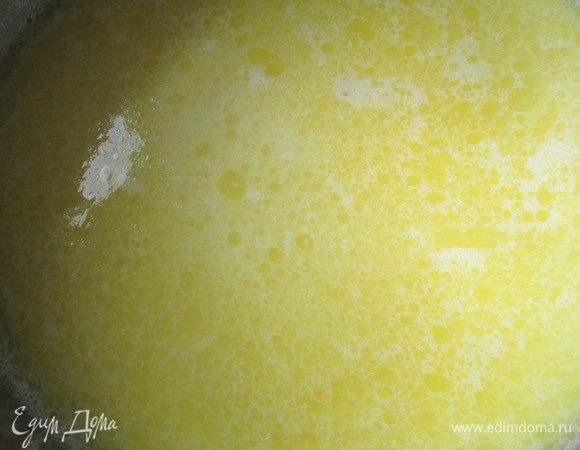 Взбиваем яйца венчиком, добавляем соль, сахар. Затем добавляем половину порции молока «Домик в деревне».
Добавляем муку, взбиваем венчиком. Далее вливаем вторую порцию молока — снова перемешиваем, добавляем растительное масло, перемешиваем. 