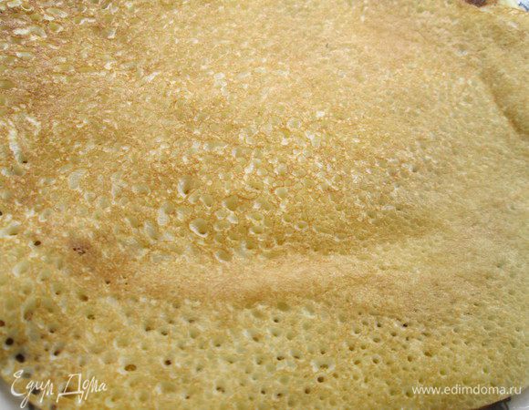 Начинаем печь наши блины. 