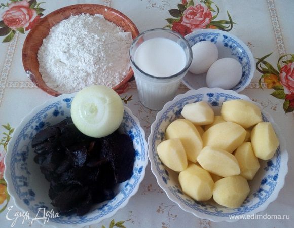 Подготавливаем продукты. Очищаем картофель. Кладем в кастрюлю, добавляем воду и соль. Варим до готовности.