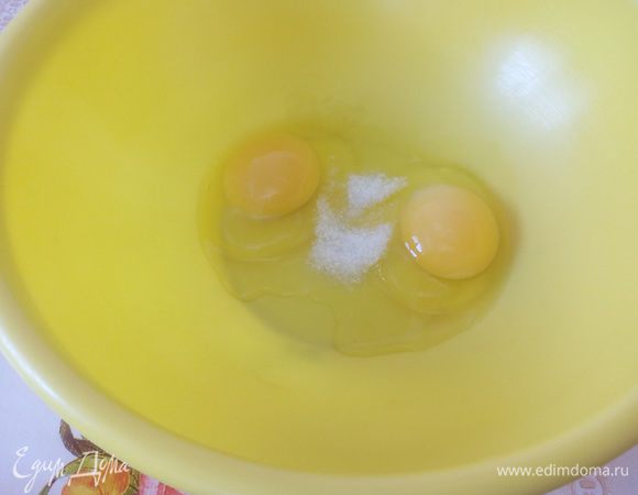 Пока варится картофель, готовим тесто. В чашку выкладываем куриные яйца, растительное масло (2 ст. л.) и соль (0,5 ч. л.). Взбиваем.