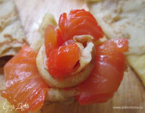 А теперь расправляем блинные слои с начинкой — получаем розу.