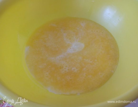 Добавляем молоко. Слегка взбиваем.