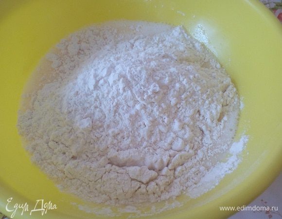 Добавляем просеянную муку.