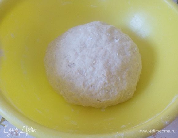 Замешиваем тесто. Накрываем чашку и оставляем на 30 — 40 минут.