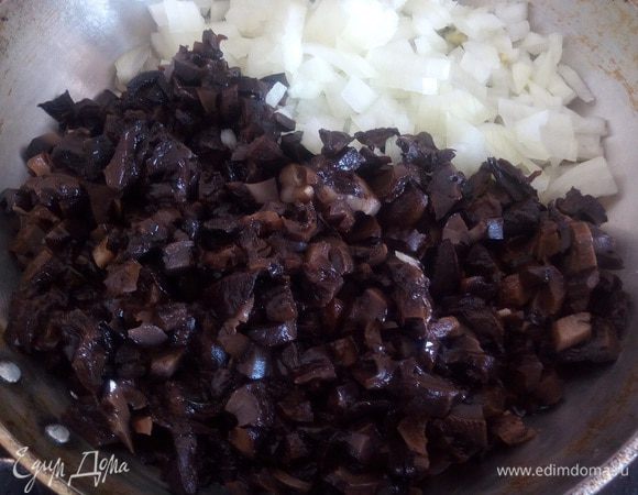 Нарезаем репчатый лук и грибы. Выкладываем в глубокую сковороду. Обжариваем на растительном масле (3 ст. л.) 5 — 7 минут.