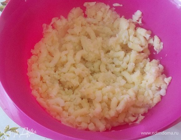 Отварной картофель выкладываем в чашку. Разминаем.