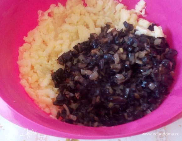 В чашку к картофелю добавляем обжаренные грибы с луком. Солим.