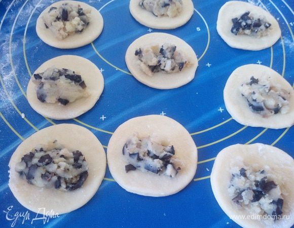 На кружки теста выкладываем приготовленную начинку.