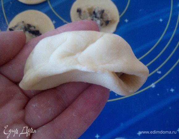 Лепим вареники, пока не закончатся тесто и начинка.