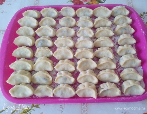 Выкладываем вареники на припудренный мукой разнос.