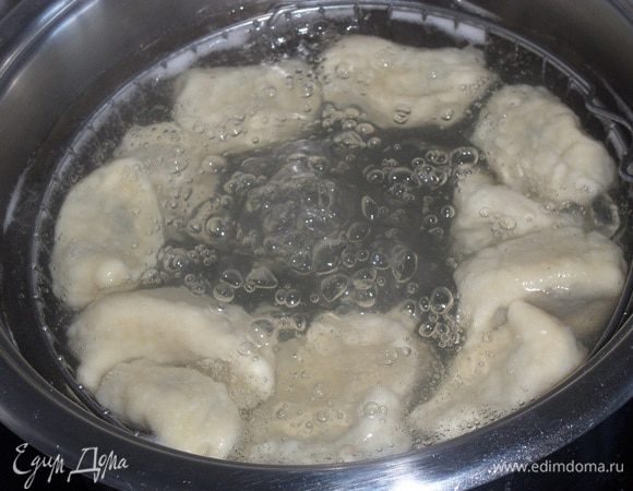 Отвариваем вареники в кипящей подсоленной воде в течении 4 — 5 минут после всплытия.