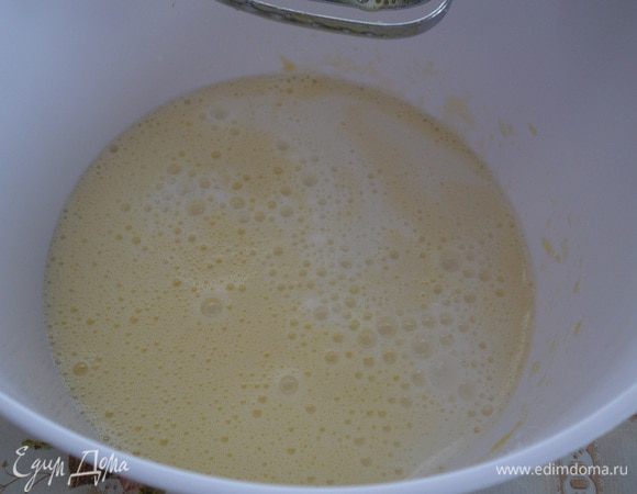 Добавляем молоко. Для приготовления блинов я использую молоко отборное  «Домик в деревне». Взбиваем миксером.