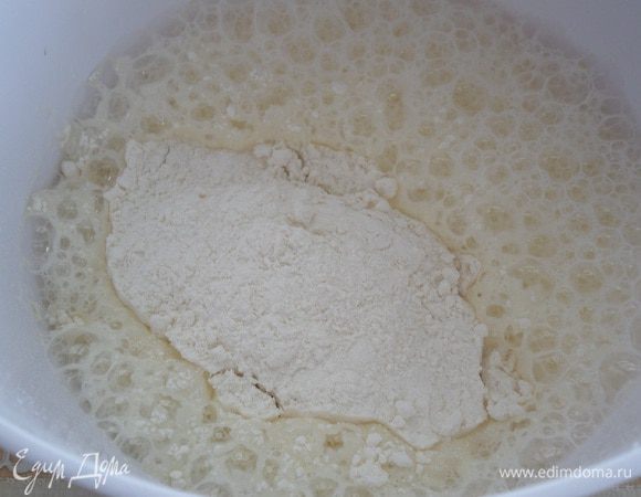 Добавляем просеянную муку и разрыхлитель. Взбиваем.