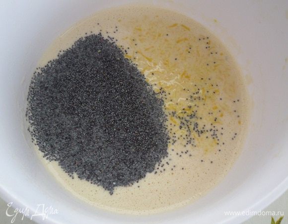 Добавляем промытый мак и лимонную цедру. Хорошо перемешиваем. Оставляем тесто на 20 минут. Затем добавляем растительное масло и хорошо перемешиваем.