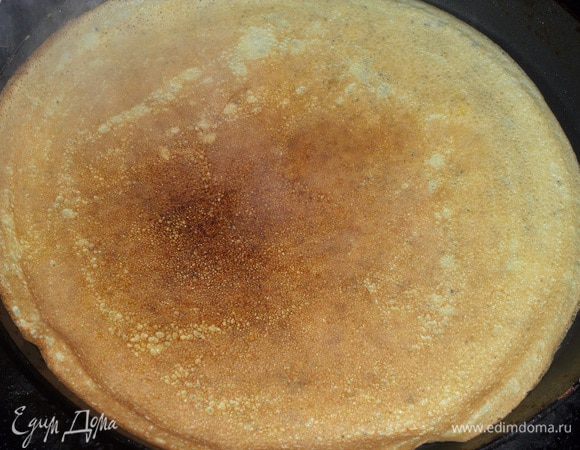 Обжариваем блин с 2-х сторон. Перед выпеканием следующего блина тесто нужно перемешать.