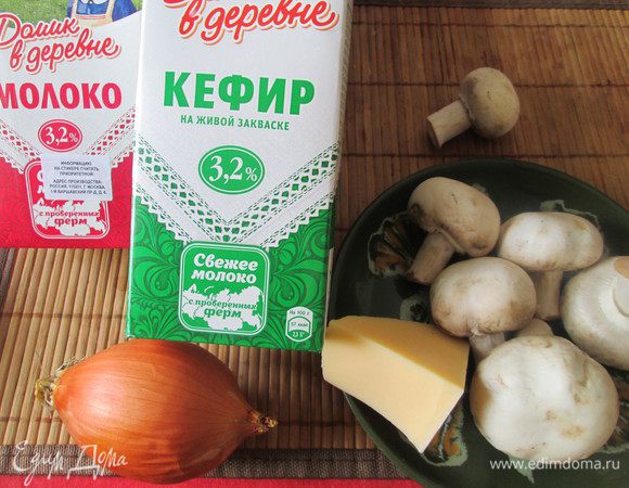 В рецепте использовала молоко и кефир «Домик в деревне». 
Приготовим блины по любимому рецепту, а мои на заварном тесте с кефиром. 