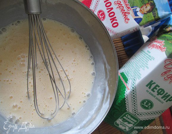 Взбиваем яйца с сахаром и солью в пышную пену. Добавляем кефир, муку, соду и снова взбиваем. 