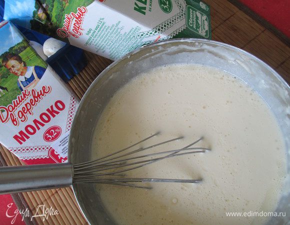 Медленно вливаем кипяток, не переставая взбивать. Даем тесту немного отдохнуть, настояться.