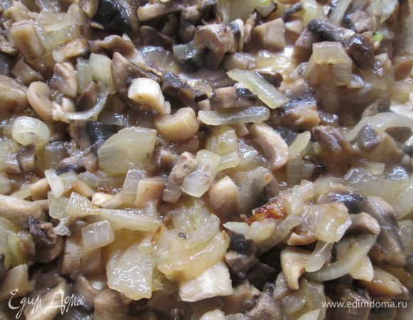 В это время готовим начинку: нарезаем лук, грибы и обжариваем их.