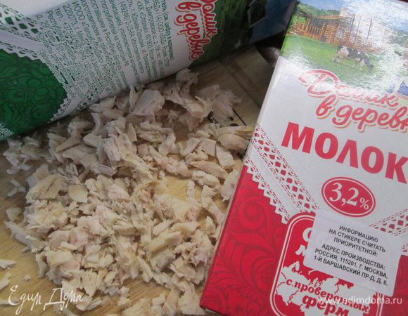 Отварную курицу нарезаем мелко.