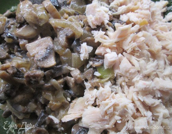 Соединяем грибную начинку с куриной. 