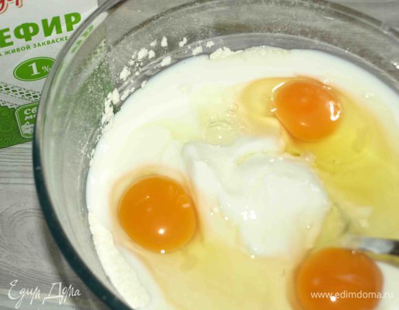 Добавить к остальным ингредиентам куриные яйца.