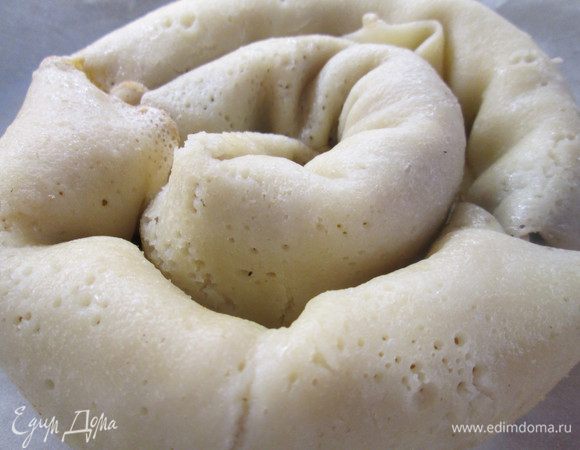 В круглую форму кладем пекарскую бумагу и начинаем собирать пирог от центра: сворачиваем улиткой первый блин, к нему присоединяем следующий и так до конца.