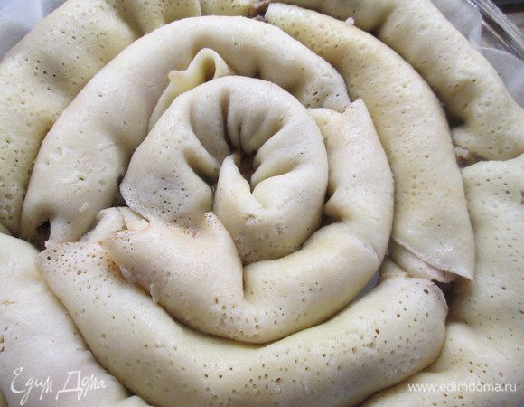 Смазываем готовый пирог желтком.